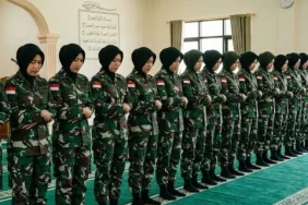 hukum-perempuan-shalat-berjamaah-dengan-seragam-tentara,-sah-atau-tidak?