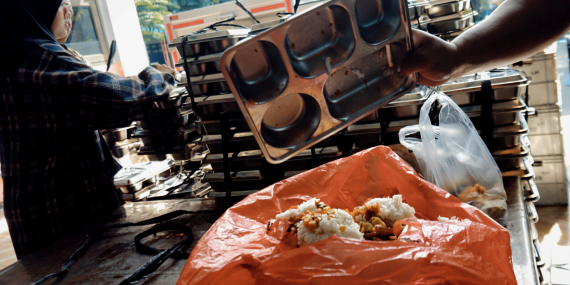 Makan Gratis yang Tak Dimakan: Jejak Sampah dan Sengkarut MBG di Surabaya
