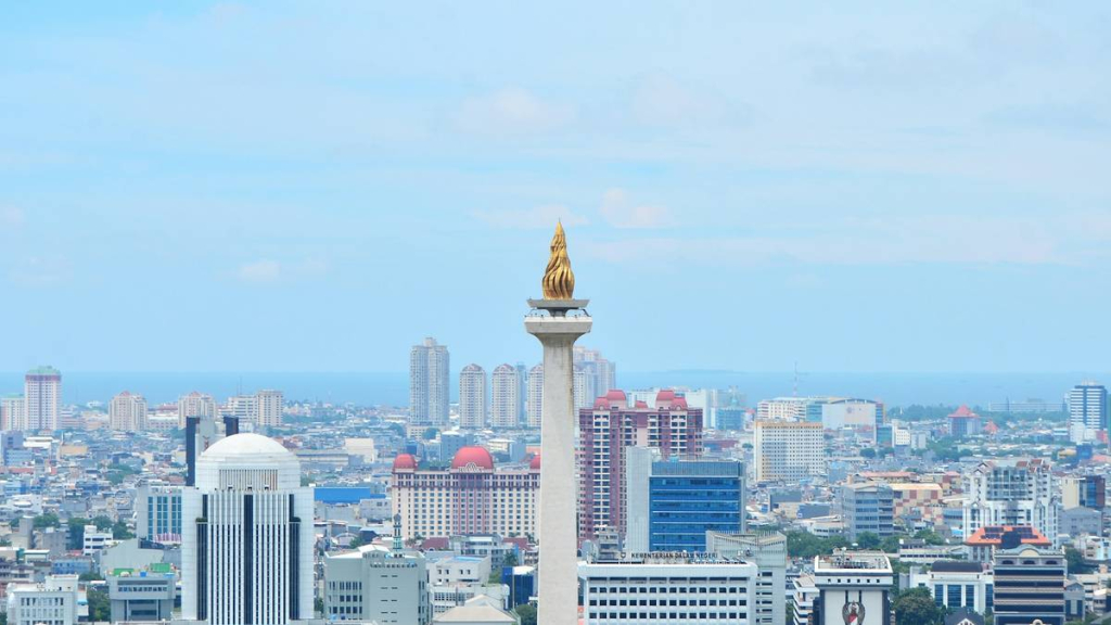 heboh-heboh-emas-74-kg,-lebih-berat-mana-dengan-emas-di-puncak-monas?