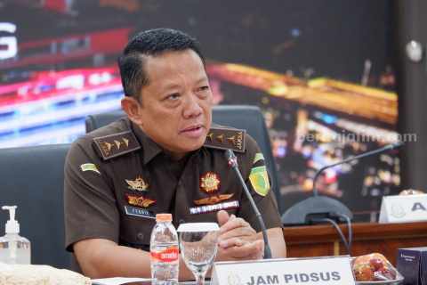 polri-tetapkan-eks-jampidsus-febrie-adriansyah-tersangka-kasus-korupsi-dan-tppu