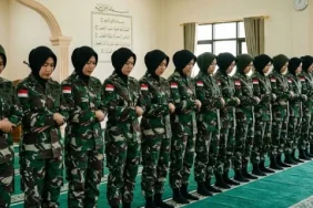 posisi-imam-perempuan-dalam-shalat-berjamaah:-depan-atau-di-tengah?