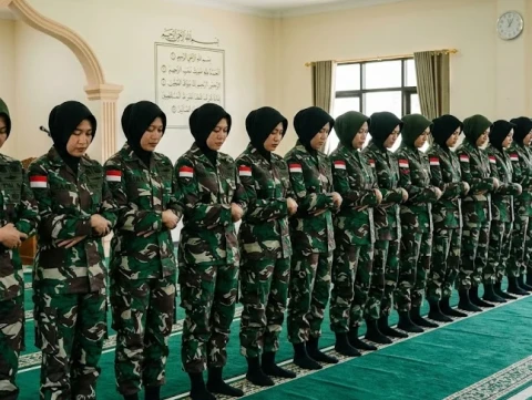 posisi-imam-perempuan-dalam-shalat-berjamaah:-depan-atau-di-tengah?