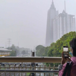 anatomi-hujan-jakarta:-ada-“penumpang-gelap”-beracun-di-setiap-tetesnya