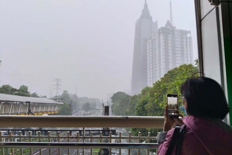 anatomi-hujan-jakarta:-ada-“penumpang-gelap”-beracun-di-setiap-tetesnya