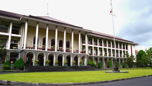 suku-bunga-tinggi-berlanjut,-ekonom-ugm:-kelompok-rentan-butuh-bantalan-sosial