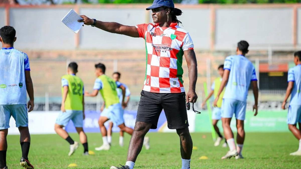 bio-paulin-dulu-tembok-kokoh-persipura,-kini-jadi-peracik-strategi-yang-berbuah-juara
