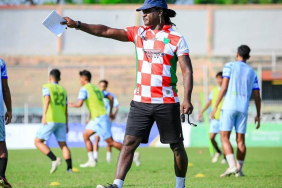 bio-paulin-dulu-tembok-kokoh-persipura,-kini-jadi-peracik-strategi-yang-berbuah-juara