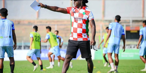 bio-paulin-dulu-tembok-kokoh-persipura,-kini-jadi-peracik-strategi-yang-berbuah-juara