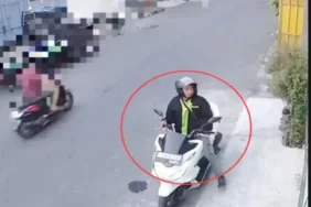 pria-bermotor-pcx-teror-warga-sawahan-surabaya-dengan-pamer-‘terong’