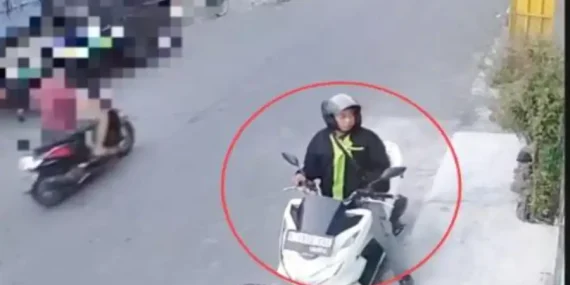 Pria Bermotor PCX Teror Warga Sawahan Surabaya dengan Pamer ‘Terong’