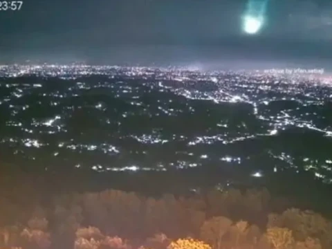 meteor-besar-lintasi-langit-jawa,-brin-jelaskan-asal-dentuman-yang-terdengar