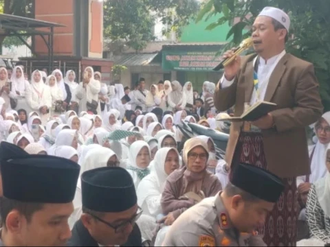 jamaah-seribu-rebana-jombang-ziarah-ke-bangkalan,-doakan-kesuksesan-muktamar-ke-35-nu