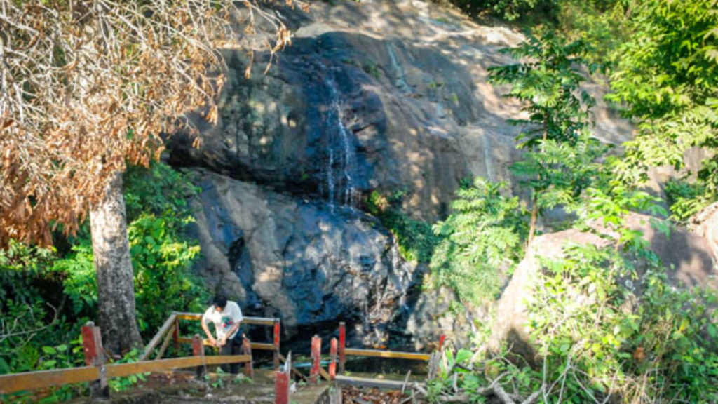 air-terjun-bajuin-tanah-laut,-empat-tingkat-air-terjun-di-lereng-pegunungan-meratus