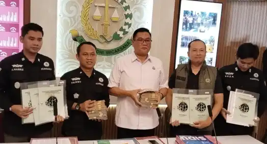 kejari-pasuruan-sita-aset-rp900-juta-dari-kasus-pungli-ptsl,-dana-korban-capai-rp1,1-miliar