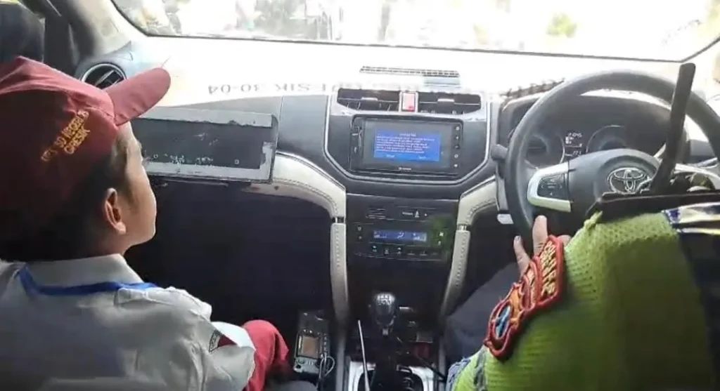 sempat-tersesat-sepulang-sekolah,-bocah-sd-di-gresik-selamat-berkat-patroli-polisi