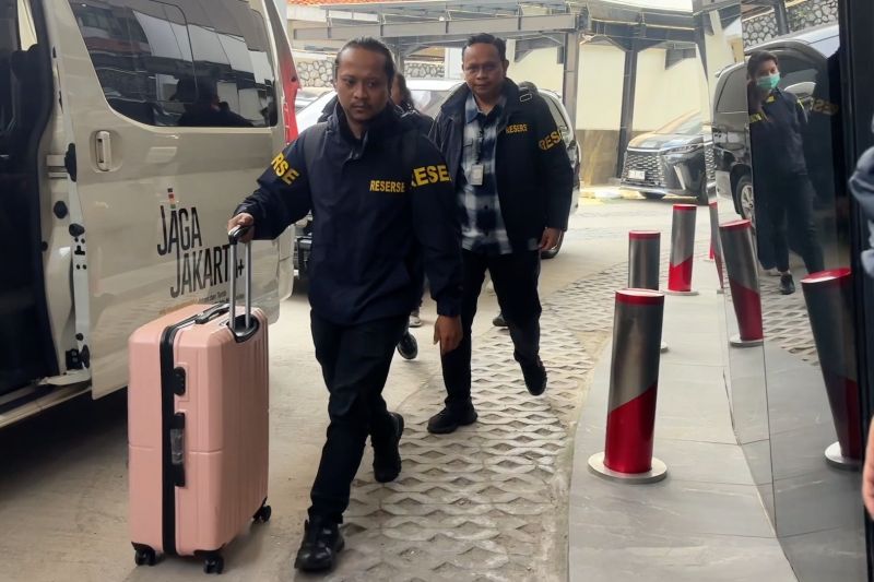 penyidik-polri-datangi-kejagung-serahkan-bap-kasus-febrie