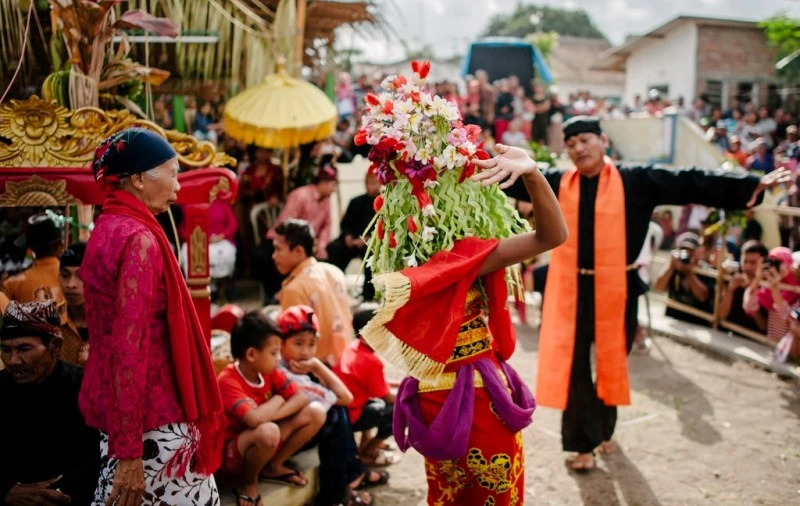 sacred,-but-at-what-cost?-the-children-and-elders-sustaining-banyuwangi’s-ancient-ritual