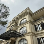 5-potret-rumah-4-lantai-para-artis-indonesia,-dilengkapi-lift-hingga-bioskop-pribadi