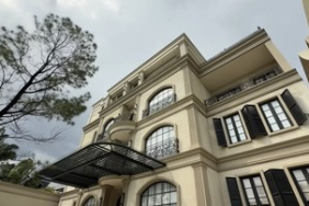 5-potret-rumah-4-lantai-para-artis-indonesia,-dilengkapi-lift-hingga-bioskop-pribadi