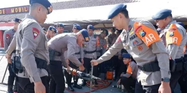 musim-kemarau-diprediksi-lebih-panas,-brimob-polda-jatim-siaga-tanggap-bencana