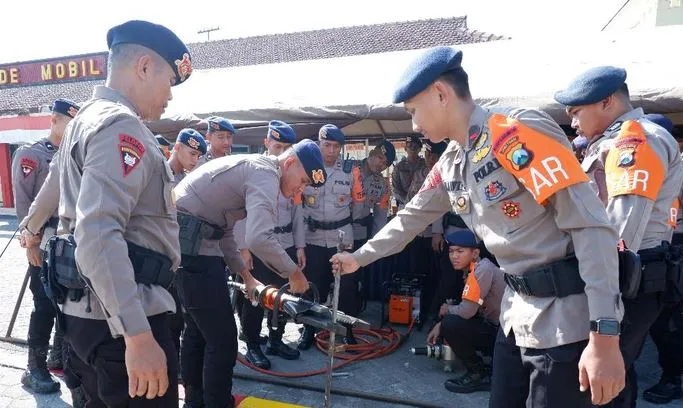 musim-kemarau-diprediksi-lebih-panas,-brimob-polda-jatim-siaga-tanggap-bencana