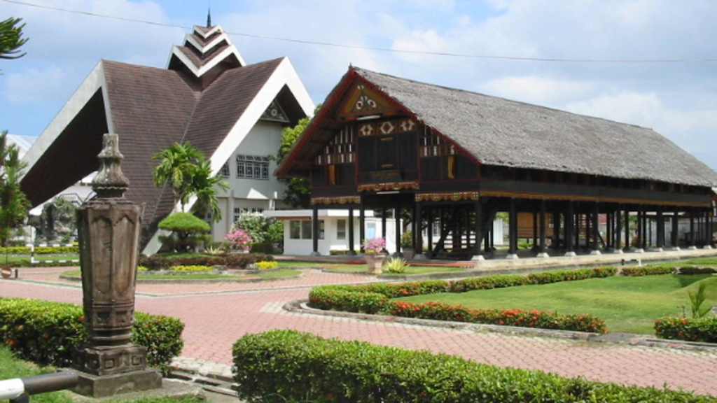 jejak-sejarah-di-museum-aceh,-rumah-tradisional-yang-menjadi-pusat-memori-tanah-rencong