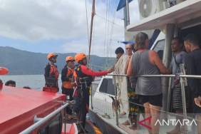 sar-gabungan-evakuasi-8-awak-kapal-tenggelam-di-perairan-maluku-tengah