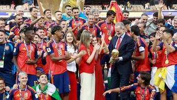 rayakan-kemenangan-spanyol,-raja-felipe-vi-peluk-pemain-dan-ikut-angkat-trofi-piala-dunia