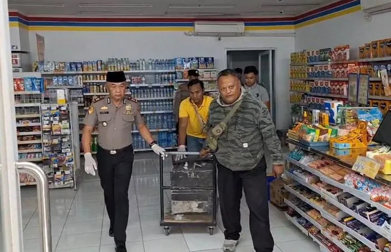 alarm-karyawan-minimarket-di-ngawi-berbunyi-saat-brankas-dibobol-linggis-pencuri