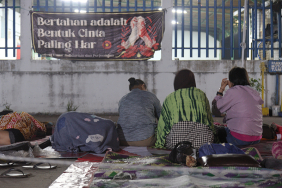 dari-gerbang-ke-meja-mediasi,-buruh-pt-amos-bertahan-menjaga-harapan-hidup-layak