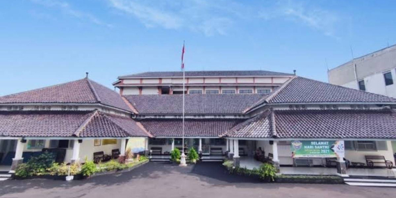 kantor-polisi-jadi-bangunan-sekolah:-kilas-balik-gedung-tua-smp-negeri-1-purwokerto