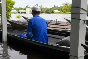 hukum-shalat-jumat-menggunakan-perahu-di-masjid-apung-saat-banjir