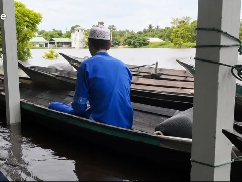 hukum-shalat-jumat-menggunakan-perahu-di-masjid-apung-saat-banjir