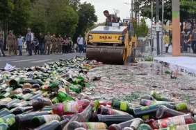 lumajang-musnahkan-3.000-botol-miras-ilegal,-bupati-beri-peringatan-kepada-pedagang-nakal