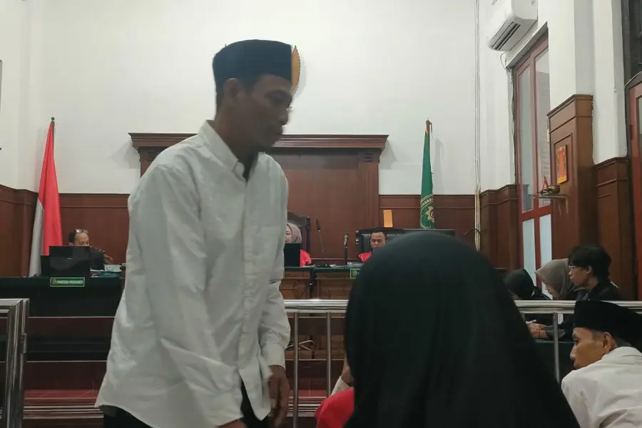 terdesak-bayar-spp-anak,-penjual-bakso-di-surabaya-nekat-curi-ponsel-rp4,2-juta