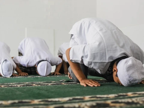 hukum-shalat-jumat-bagi-musafir,-apakah-tetap-wajib-dan-boleh-dijamak?