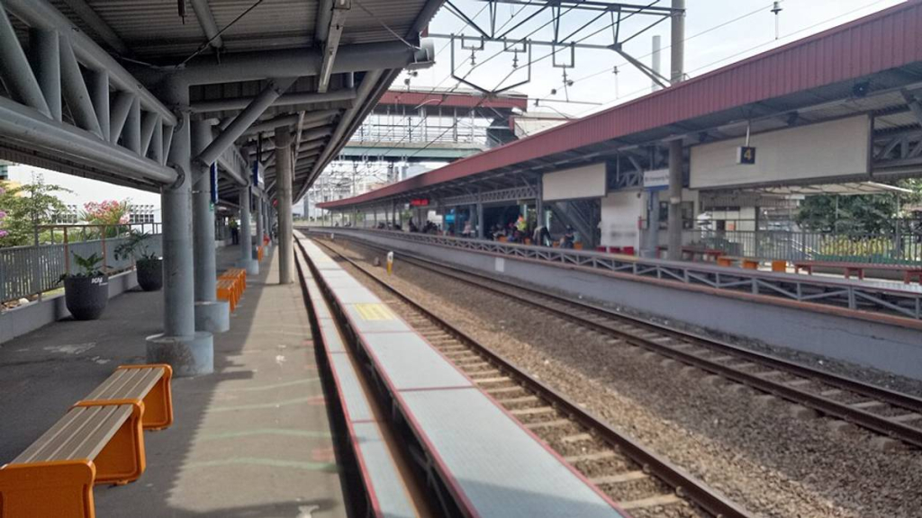 uniknya-stasiun-kampung-bandan-yang-punya-jalur-dan-peron-bertingkat
