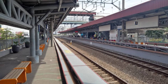 Uniknya Stasiun Kampung Bandan yang Punya Jalur dan Peron Bertingkat