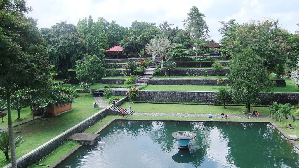 taman-narmada,-kompleks-istana-peristirahtan-raja-mataram-lombok-dengan-balai-petirtaan