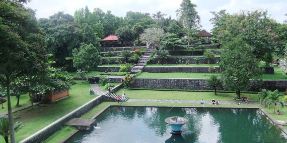 Taman Narmada, Kompleks Istana Peristirahtan Raja Mataram Lombok dengan Balai Petirtaan