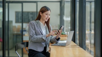 kebiasaan-orang-kaya-dalam-menggunakan-handphone-di-tempat-umum