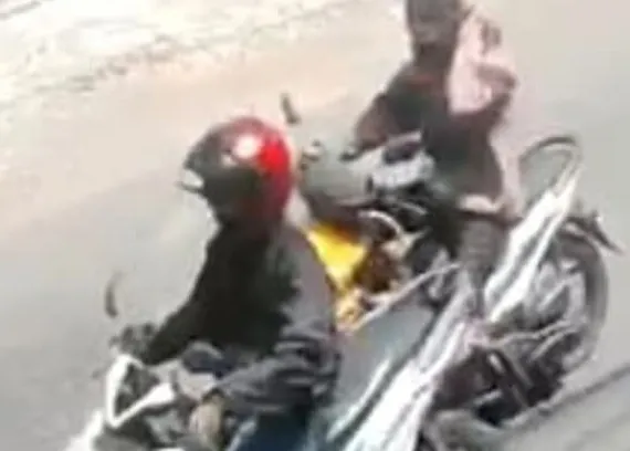 sepeda-motor-karyawan-rsud-jombang-dicuri-sejoli,-aksi-pelaku-terekam-cctv