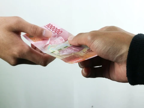 hukum-bersedekah-dari-harta-haram,-tidak-berpahala-dan-menambah-dosa