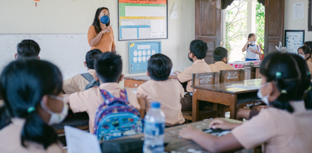 bagaimana-sebaiknya-orang-tua-dan-guru-menghadapi-pertanyaan-sensitif-dari-anak