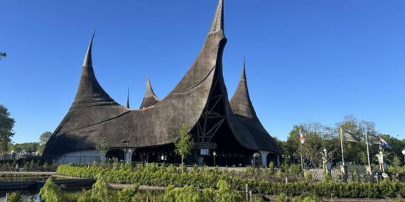 Huis van de Vijf Zintuigen: Bukan di Padang, tapi Kok Atapnya Mirip Rumah Gadang?