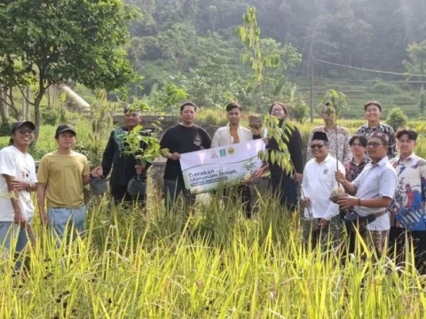 cegah-risiko-bencana-alam,-ikaq-jabodetabek-tanam-pohon-di-lereng-gunung-salak-bogor