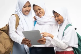 “kerudung-kamu-mana?”:-aturan-misoginis-tumbuh-subur,-tubuh-perempuan-terus-diatur