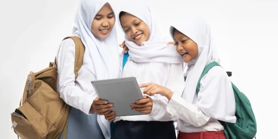 “Kerudung Kamu Mana?”: Aturan Misoginis Tumbuh Subur, Tubuh Perempuan Terus Diatur