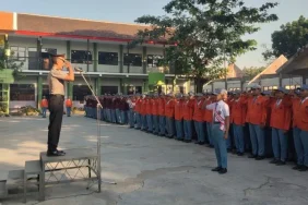 melalui-program-police-go-to-school,-polres-mojokerto-kota-tanamkan-disiplin