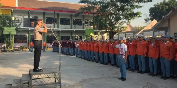 Melalui Program Police Go to School, Polres Mojokerto Kota Tanamkan Disiplin